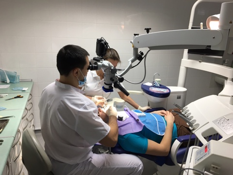 Лечение зубов под микроскопом в стоматологии Практик Т!